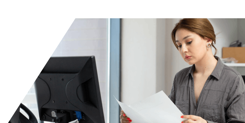 Frau prüft Dokumente am Computer