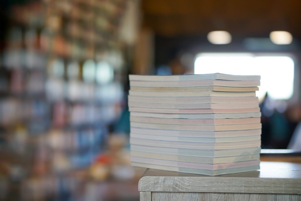 Stapelhaufen von bunten Büchern