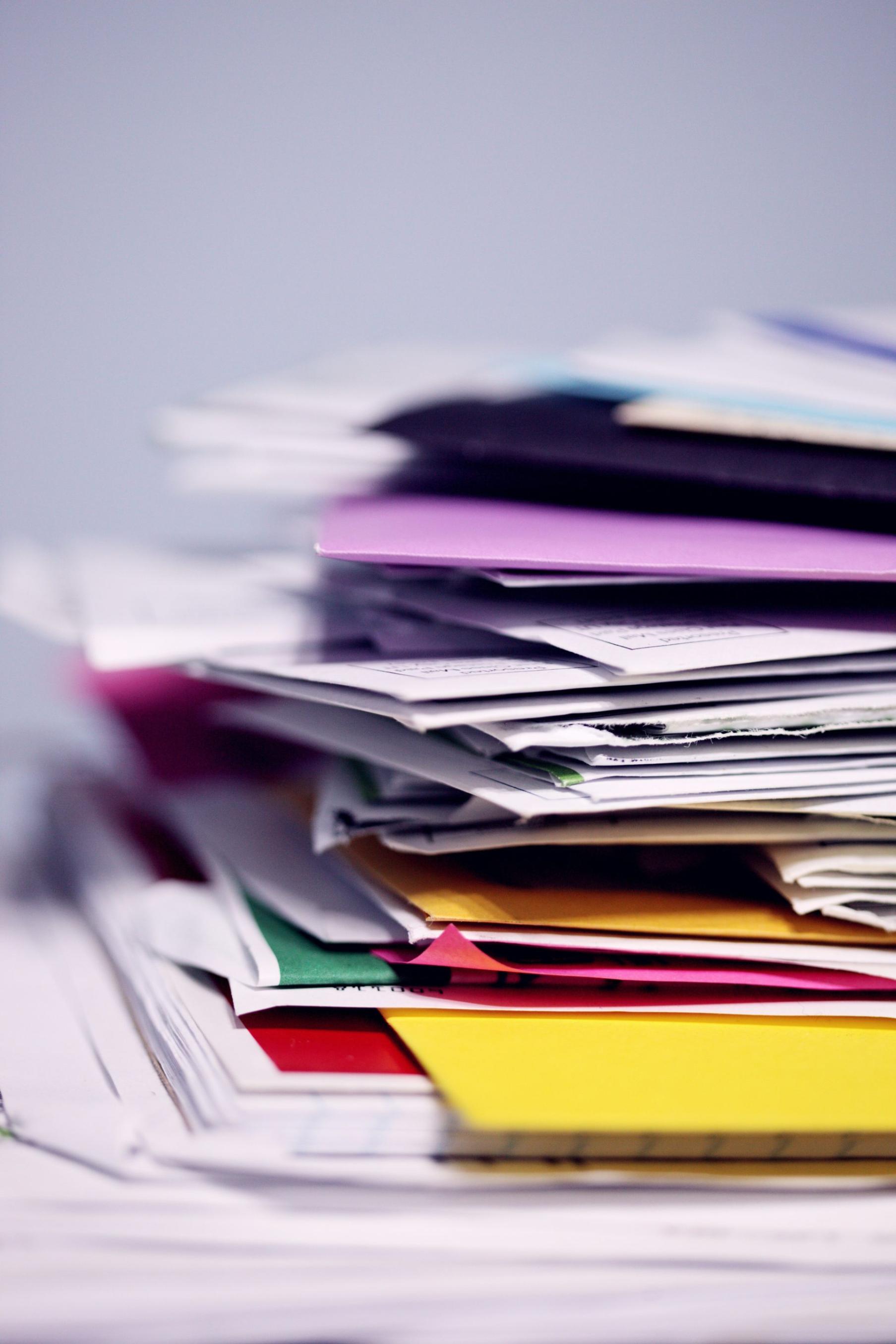 Bunte Papierstapel aufeinandergelegt